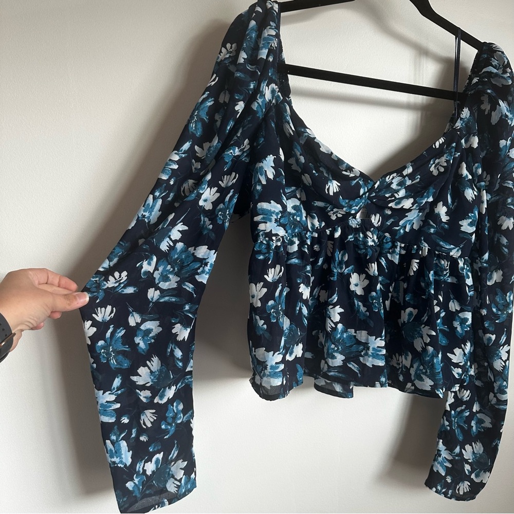 NWT Abercrombie & Fitch Blouse Women’s size Medium black blue floral smocked top - Picture 4 of 11